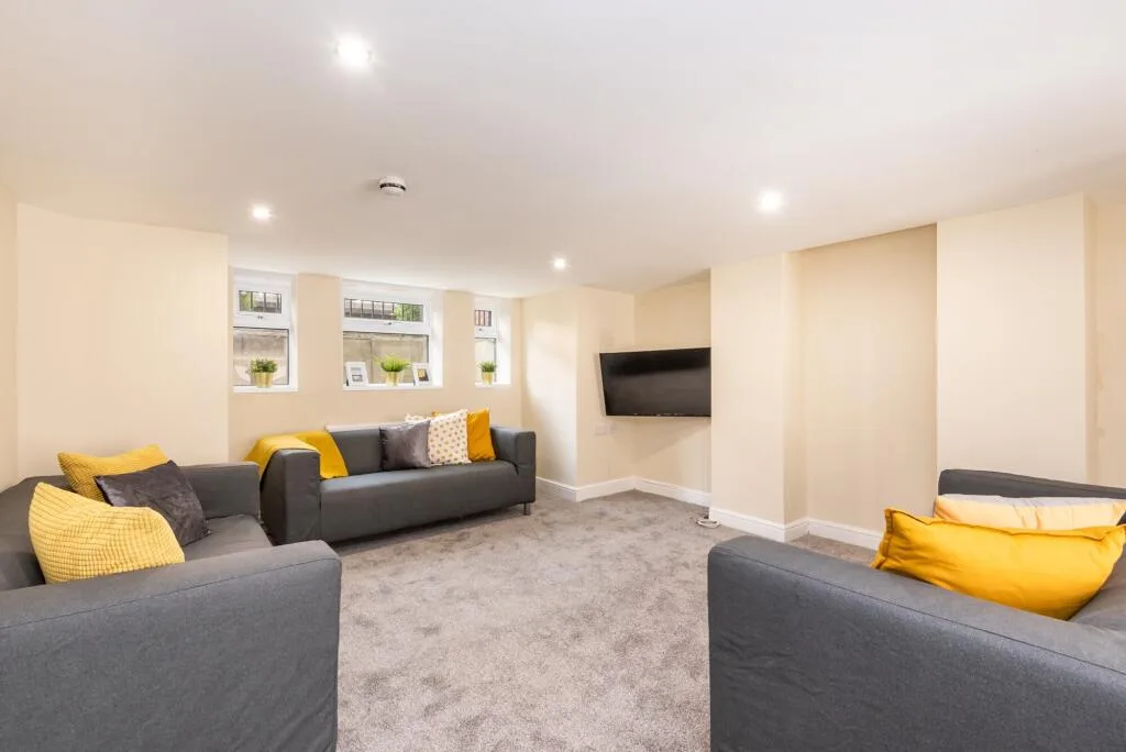 8 bedroom terraced house for rent
