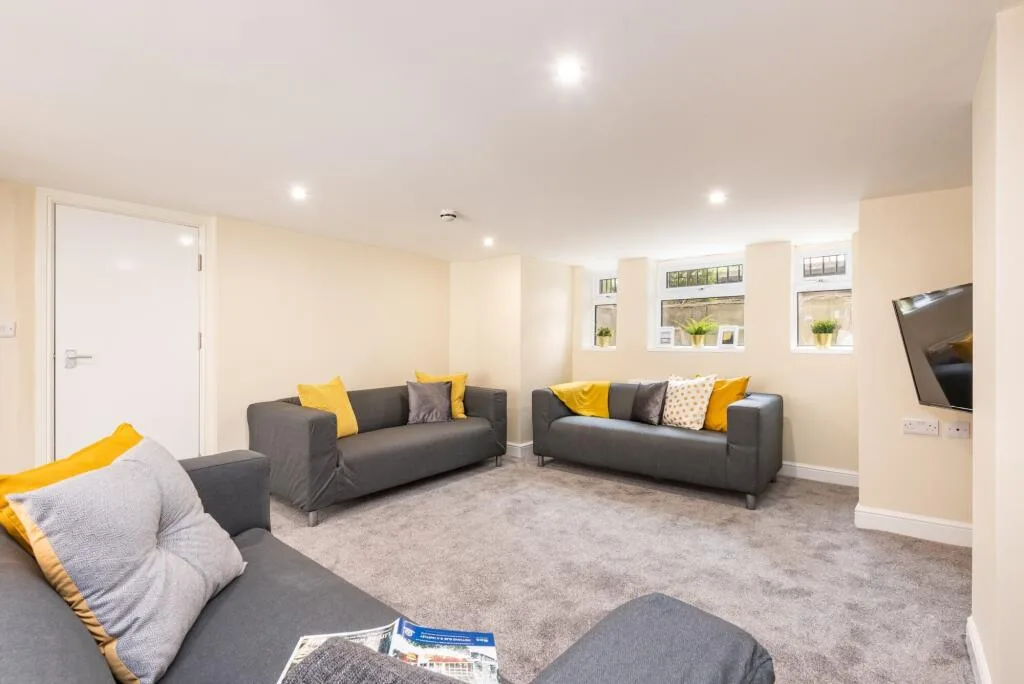 8 bedroom terraced house for rent