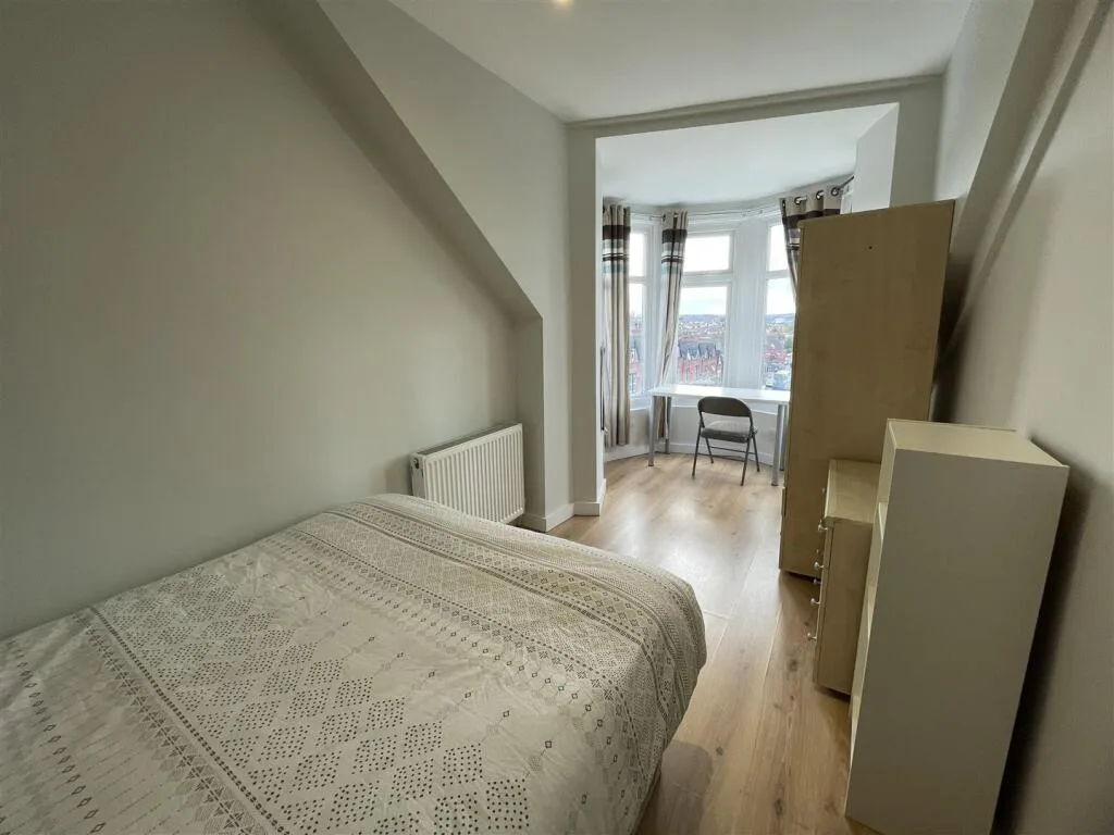 10 bedroom semi-detached house for rent