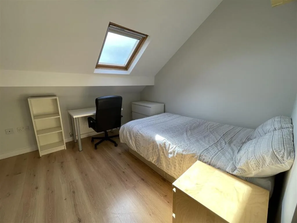 10 bedroom semi-detached house for rent