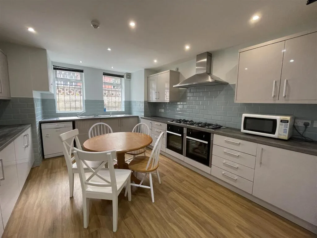10 bedroom semi-detached house for rent