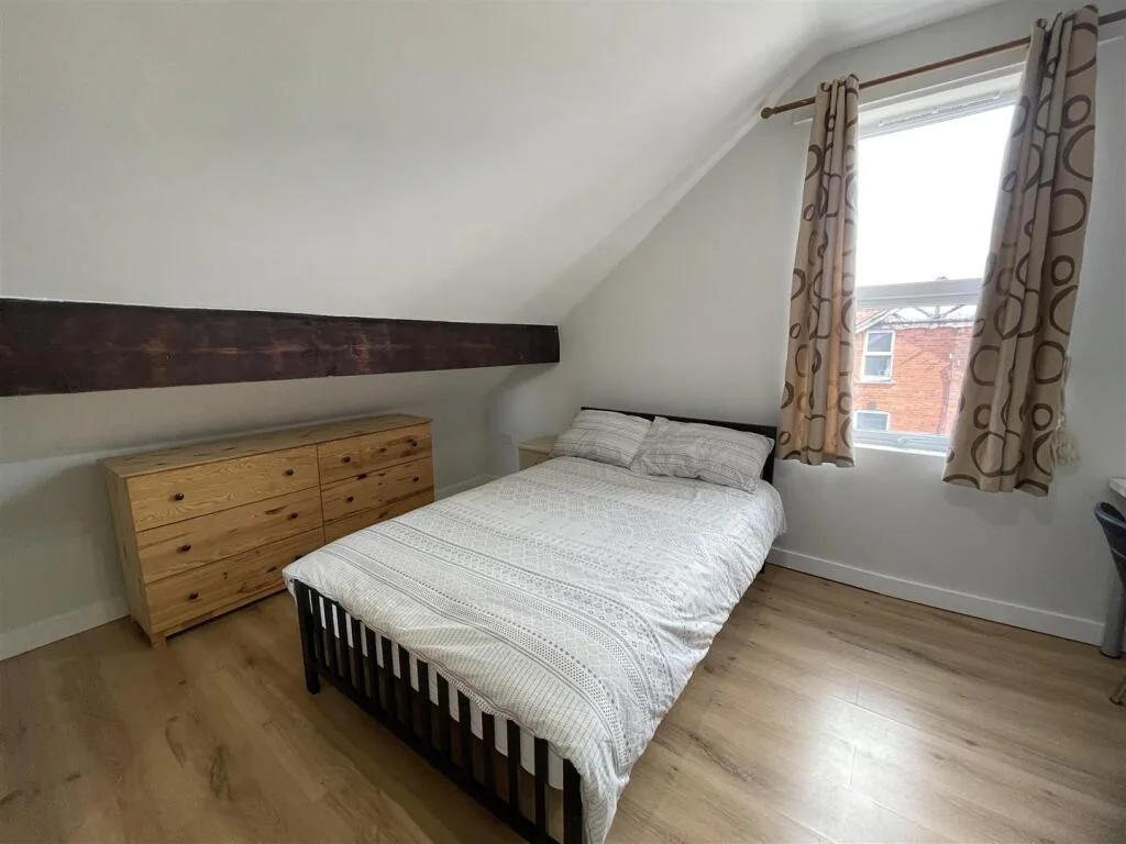 10 bedroom semi-detached house for rent