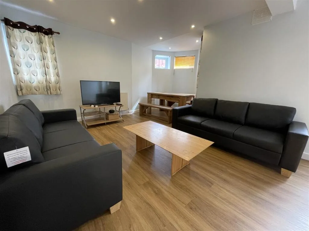 10 bedroom semi-detached house for rent