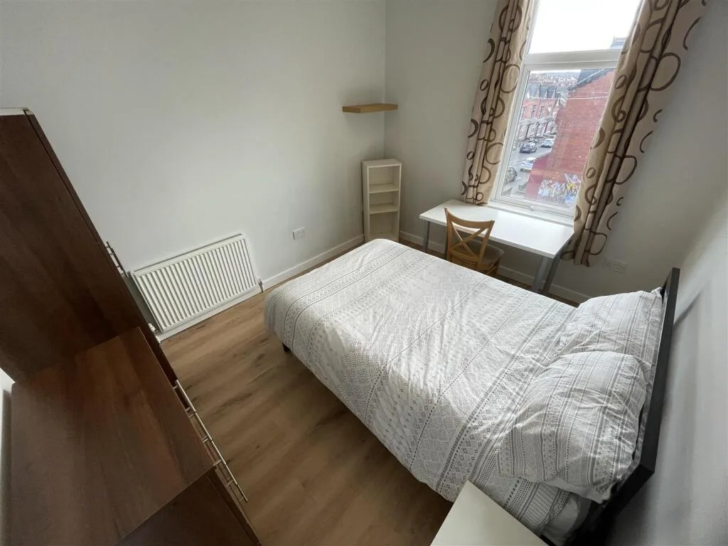 10 bedroom semi-detached house for rent