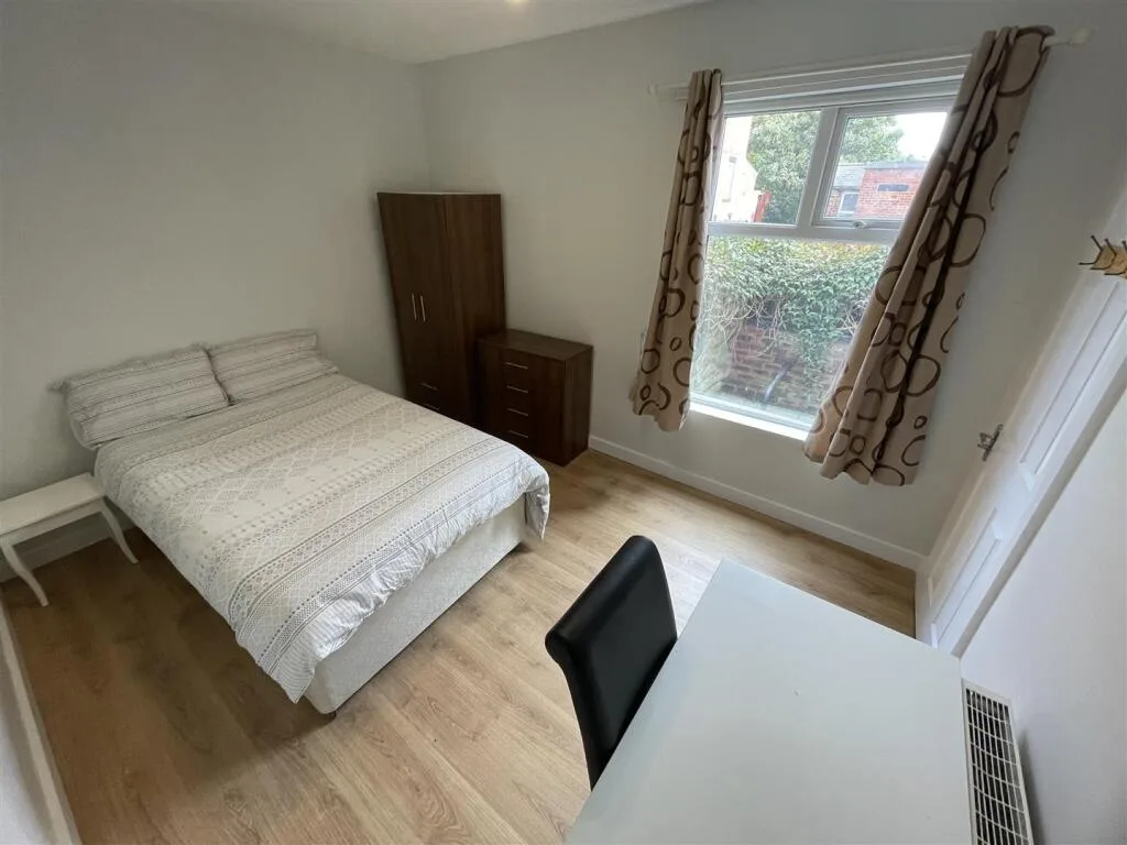 10 bedroom semi-detached house for rent