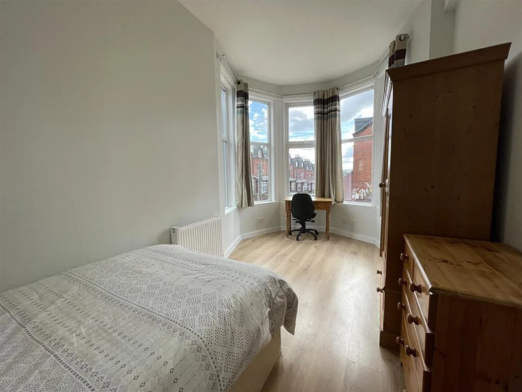 10 bedroom semi-detached house for rent