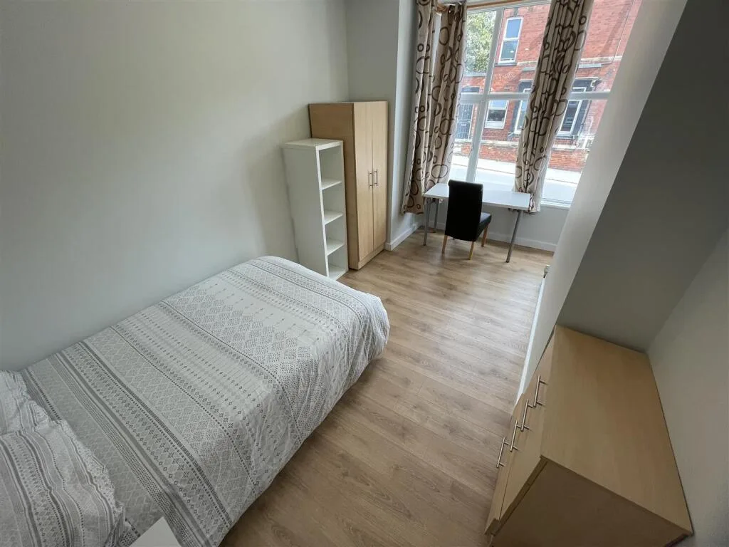 10 bedroom semi-detached house for rent