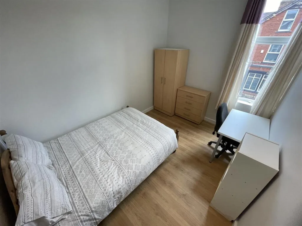 10 bedroom semi-detached house for rent