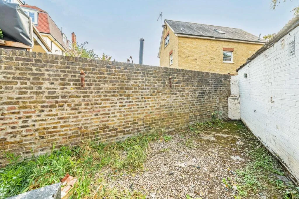 2 bedroom maisonette for rent