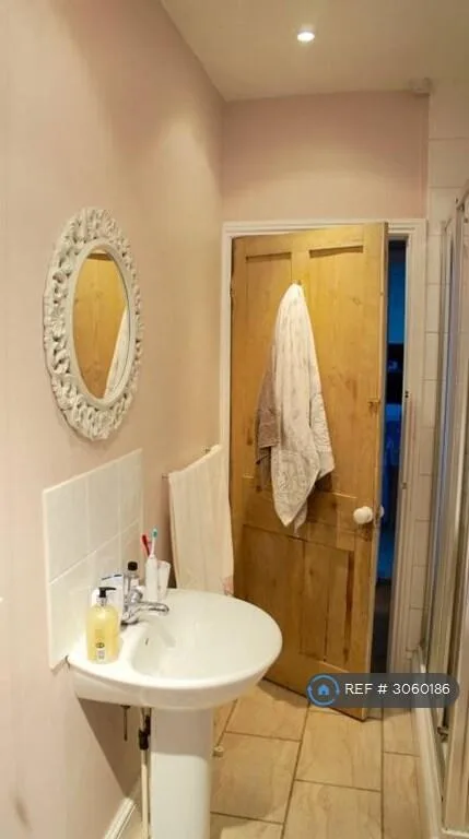 3 bedroom maisonette for rent