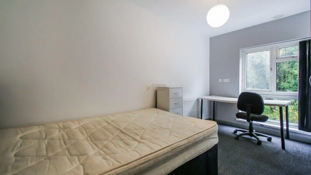 8 bedroom end of terrace house for rent