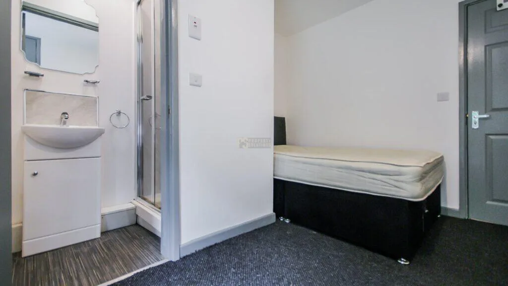 8 bedroom end of terrace house for rent