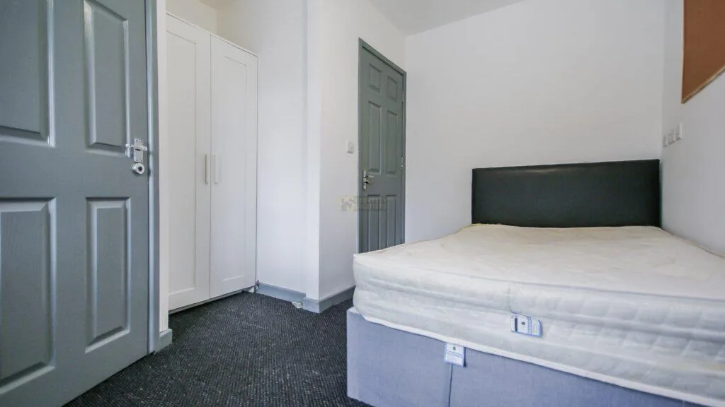 8 bedroom end of terrace house for rent