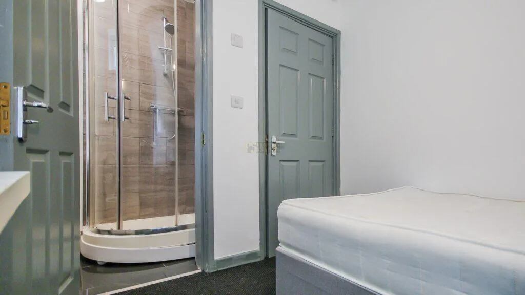 8 bedroom end of terrace house for rent