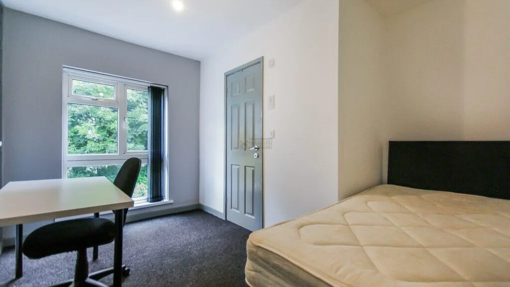 8 bedroom end of terrace house for rent
