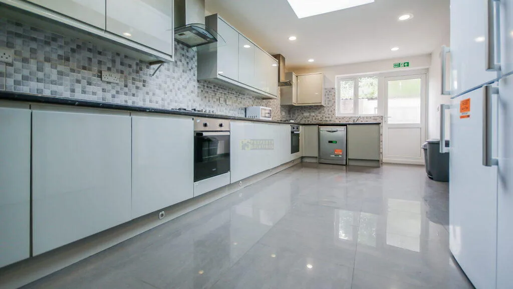 8 bedroom end of terrace house for rent