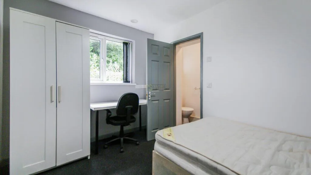 8 bedroom end of terrace house for rent
