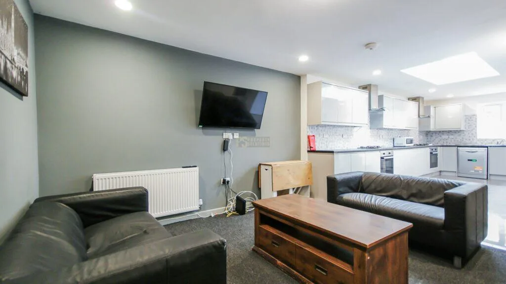 8 bedroom end of terrace house for rent