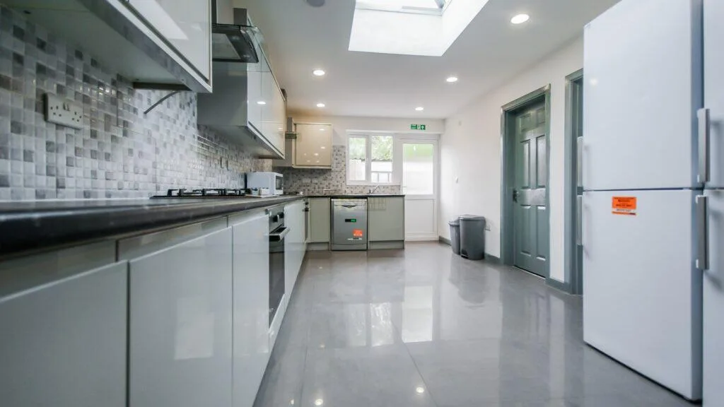 8 bedroom end of terrace house for rent
