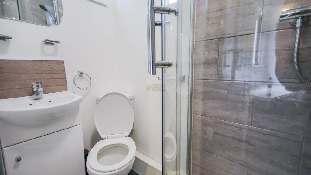 8 bedroom end of terrace house for rent
