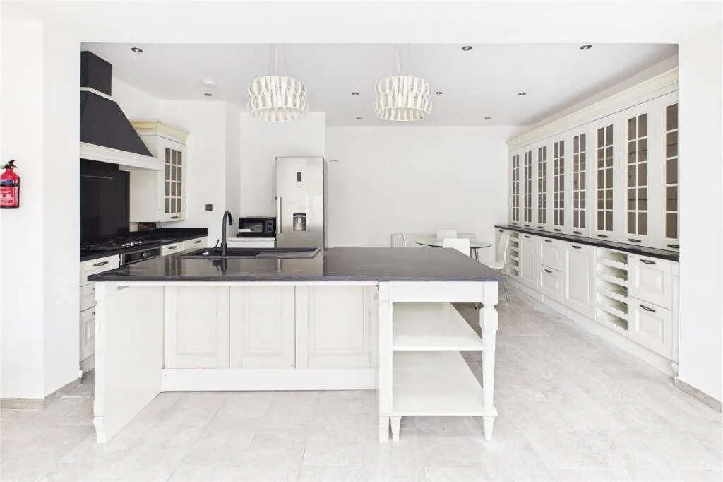 4 bedroom semi-detached house for rent