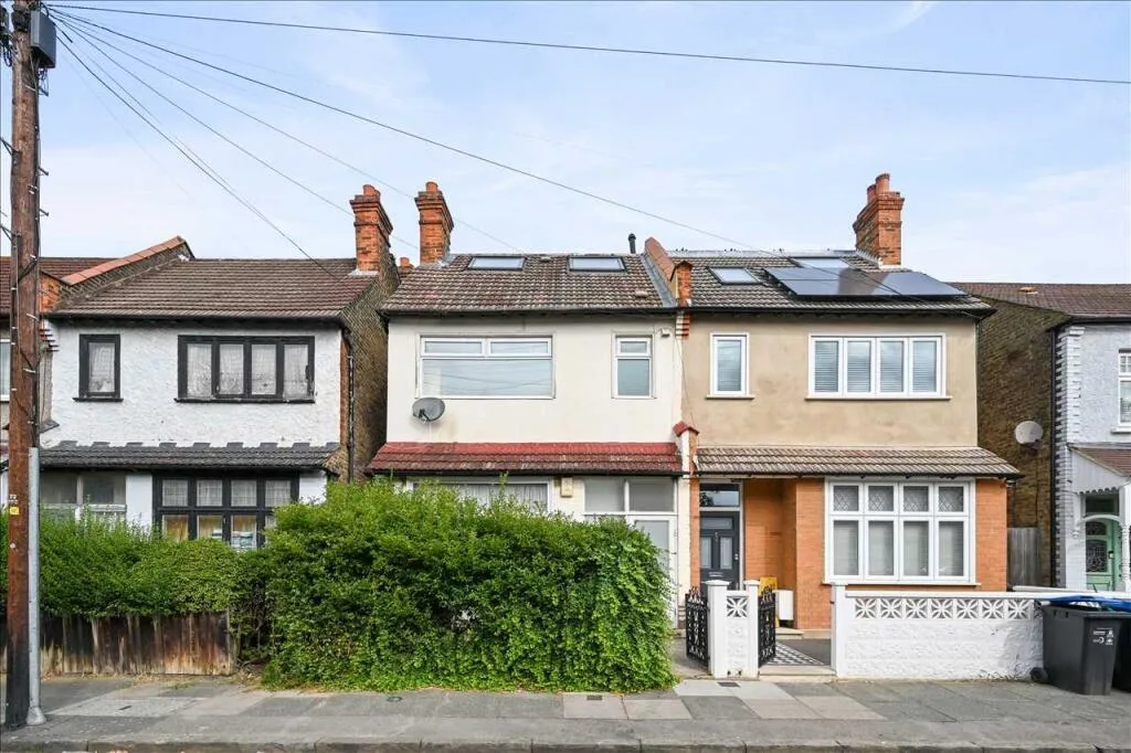 3 bedroom maisonette for rent