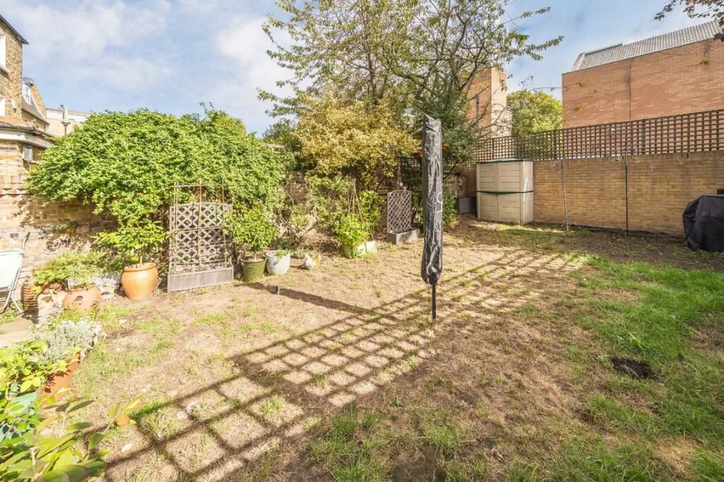5 bedroom detached house for rent