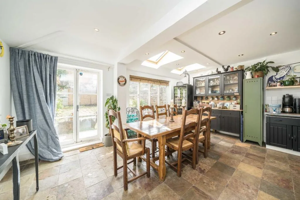 5 bedroom detached house for rent