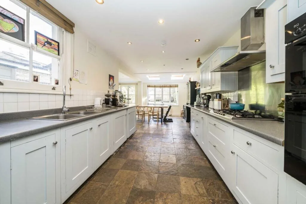 5 bedroom detached house for rent
