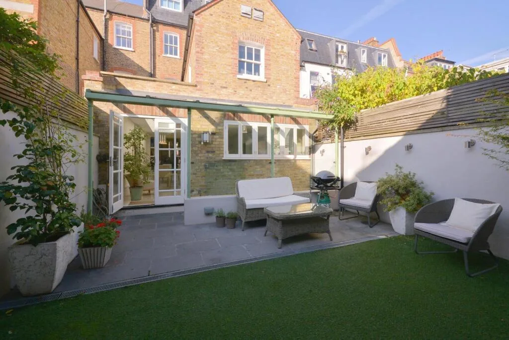 5 bedroom terraced house for rent