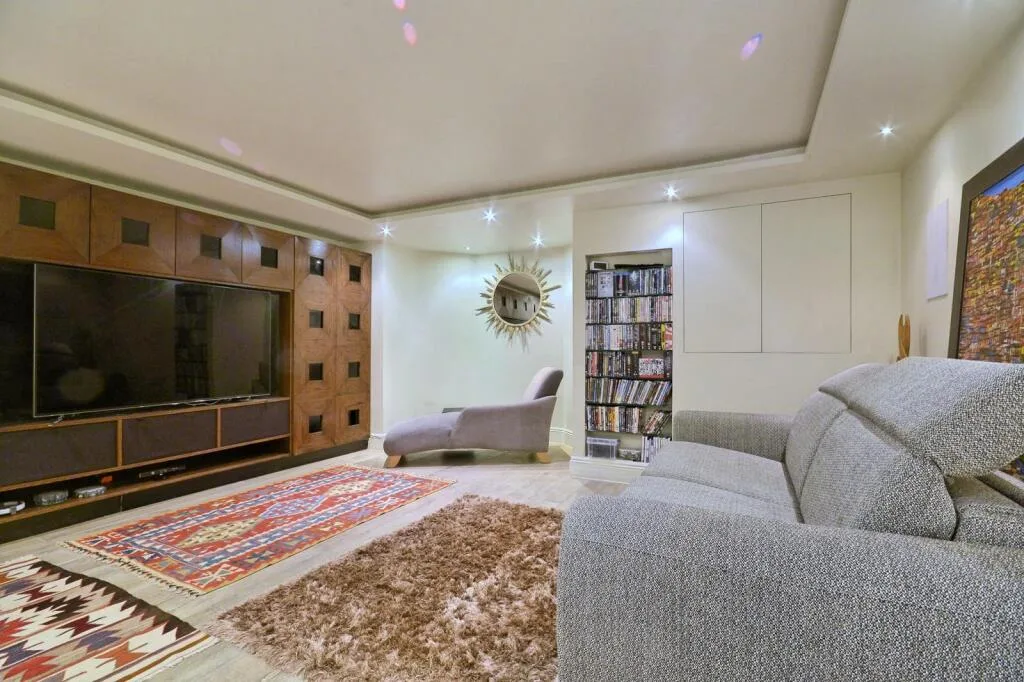 5 bedroom terraced house for rent