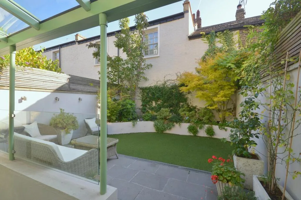 5 bedroom terraced house for rent