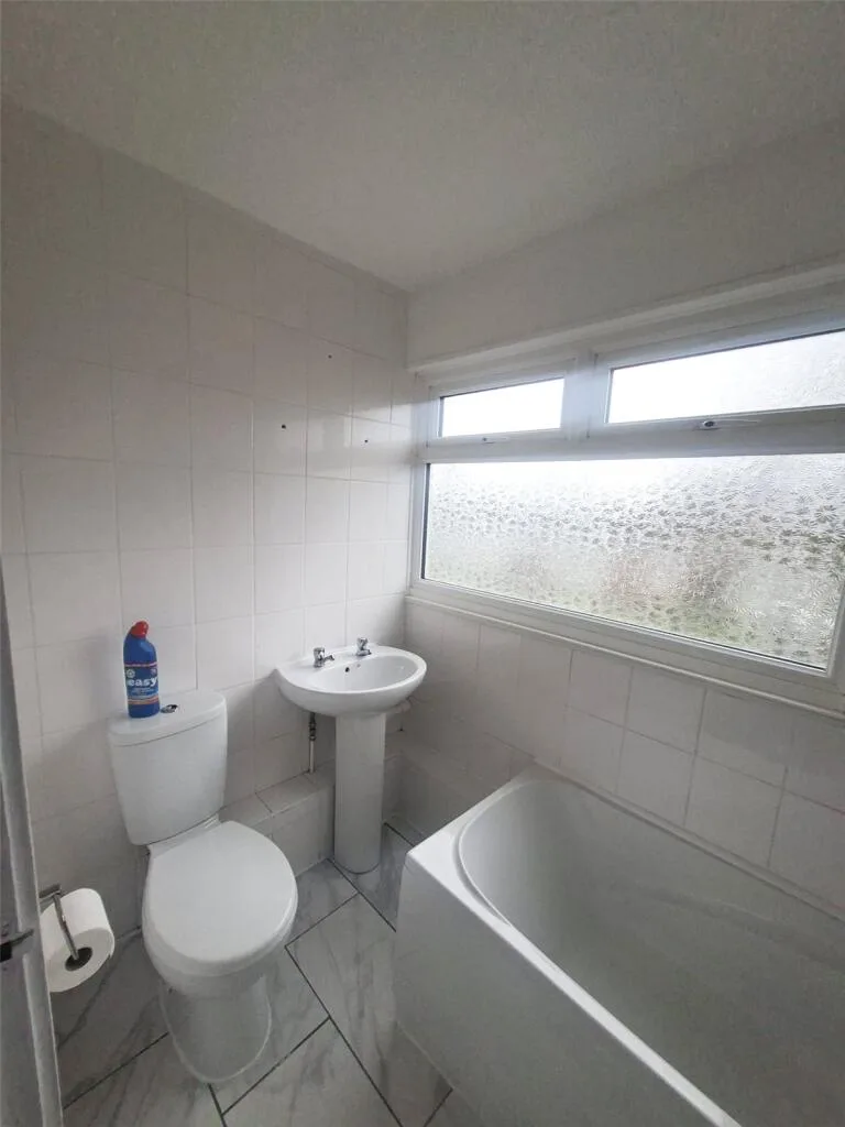 4 bedroom semi-detached house for rent