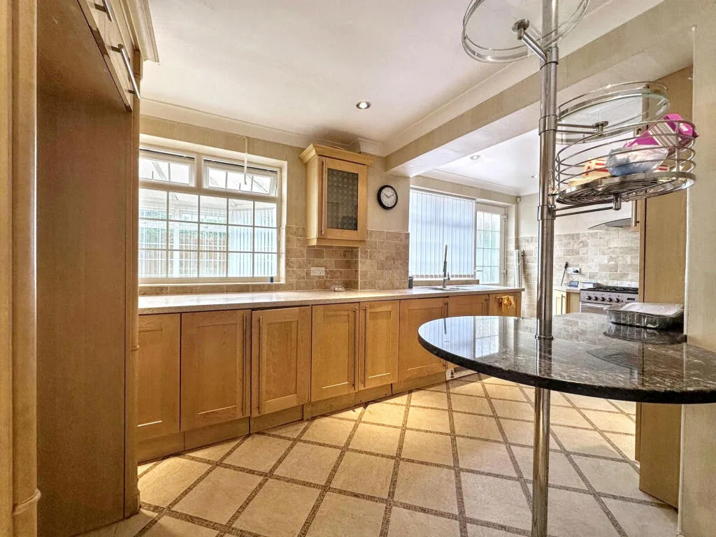 3 bedroom semi-detached house for rent
