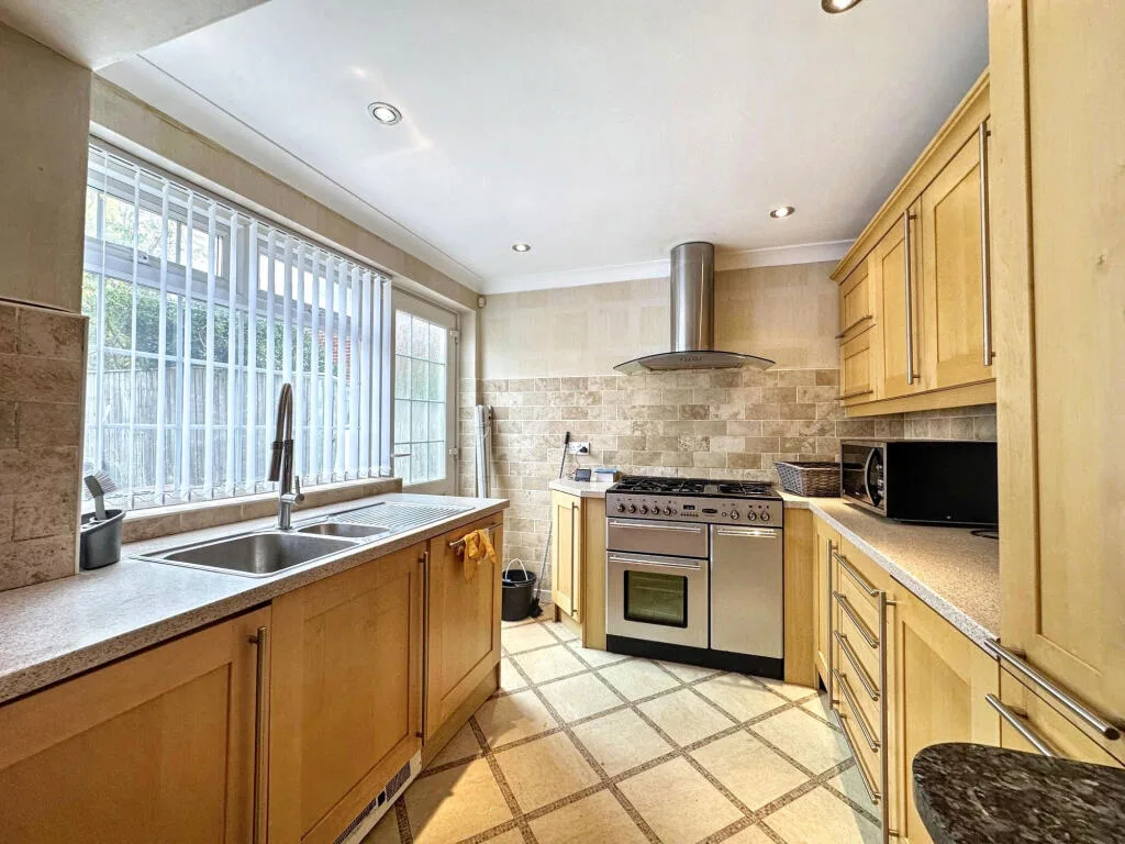 3 bedroom semi-detached house for rent
