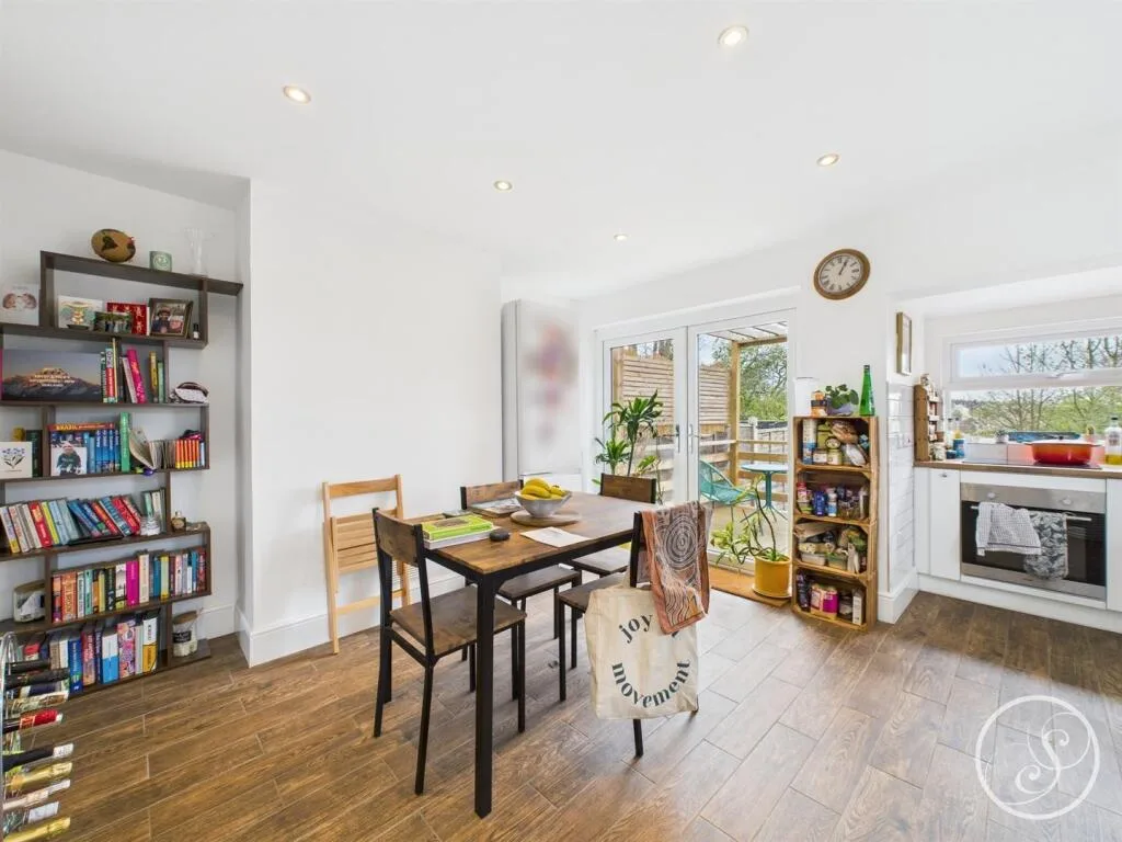 3 bedroom semi-detached house for rent