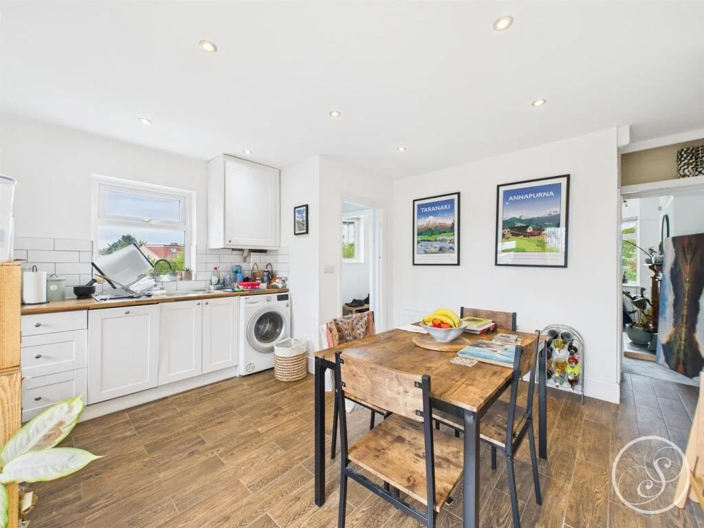 3 bedroom semi-detached house for rent