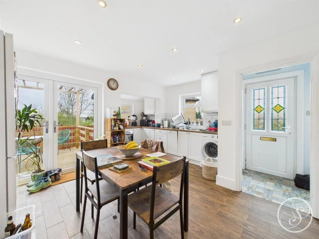 3 bedroom semi-detached house for rent