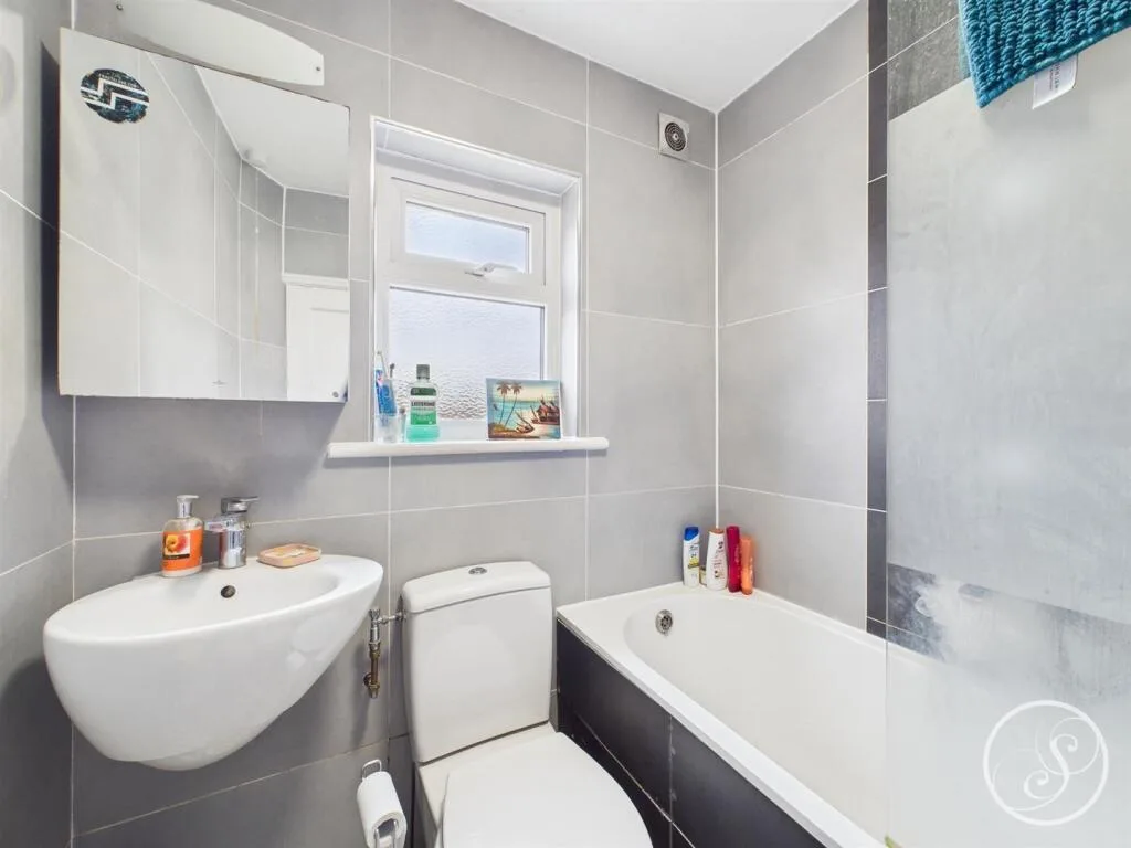 3 bedroom semi-detached house for rent