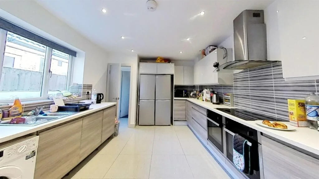 6 bedroom house for rent