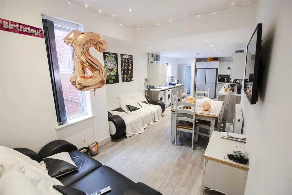 6 bedroom house for rent