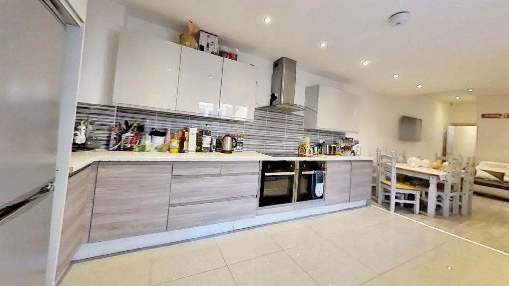 6 bedroom house for rent