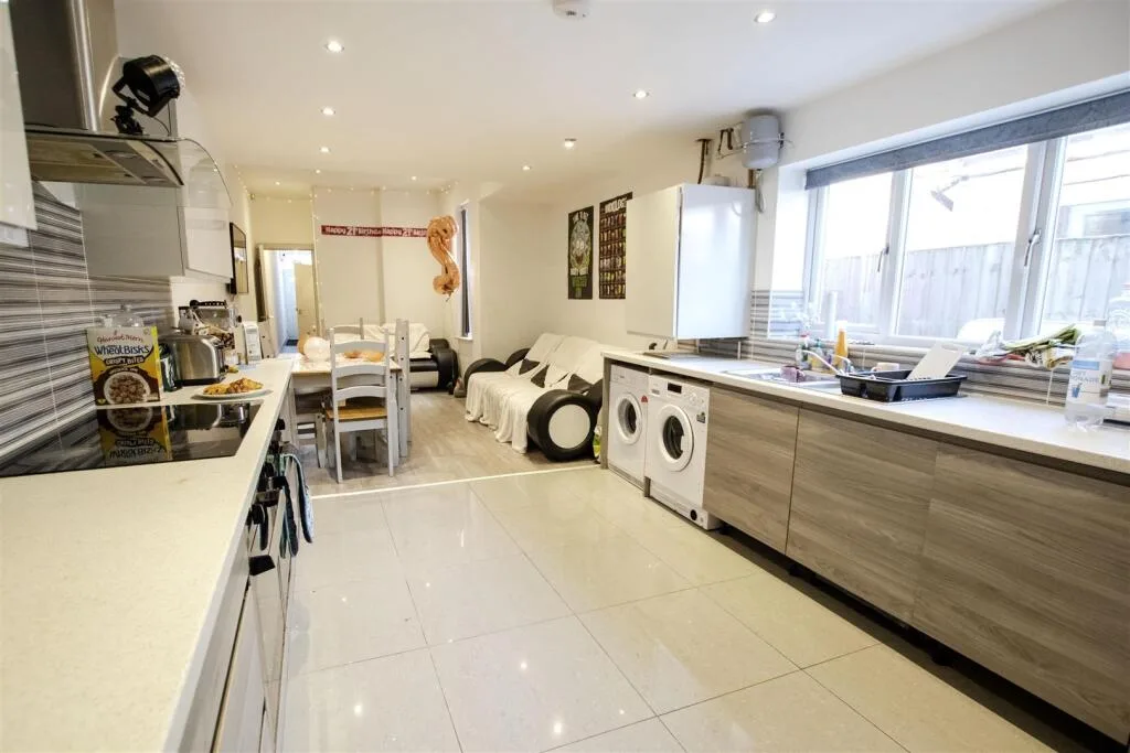 6 bedroom house for rent