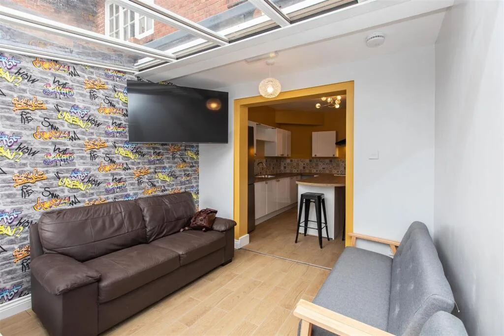 8 bedroom house for rent