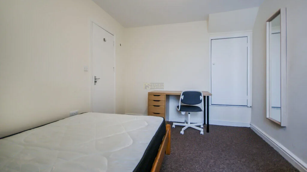 5 bedroom end of terrace house for rent