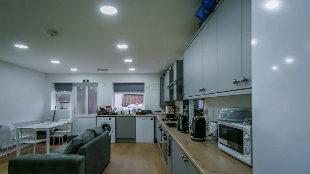 6 bedroom maisonette for rent