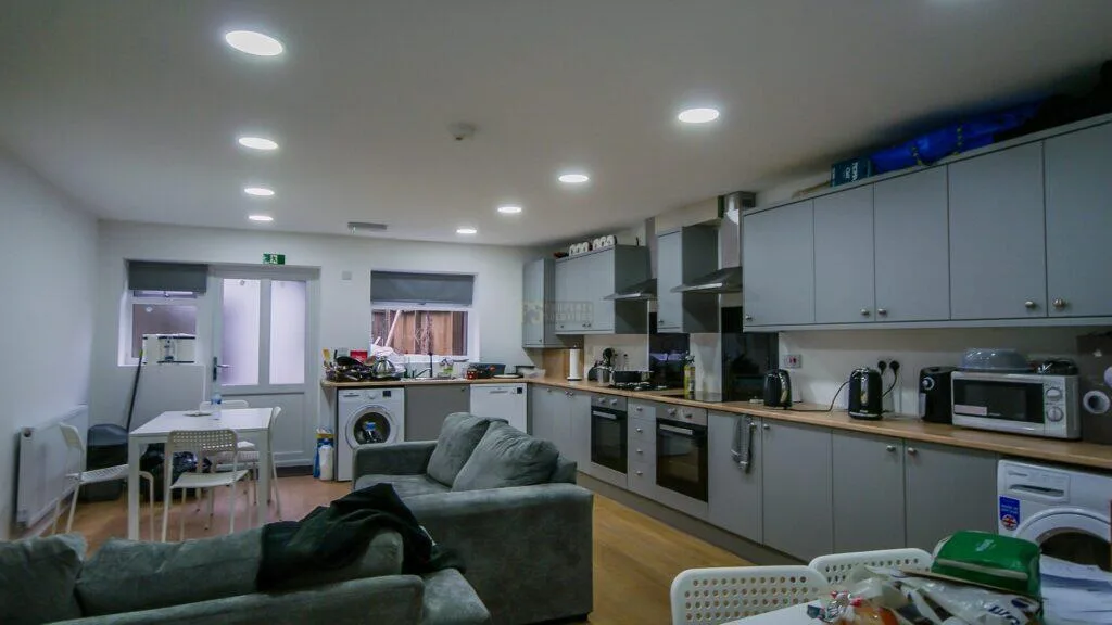 6 bedroom maisonette for rent
