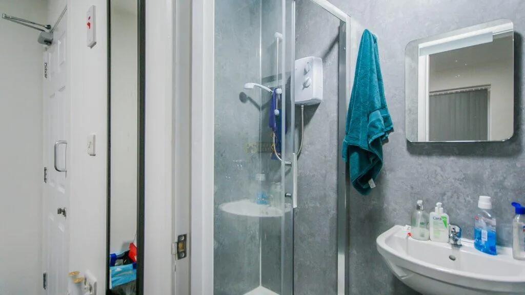 6 bedroom maisonette for rent