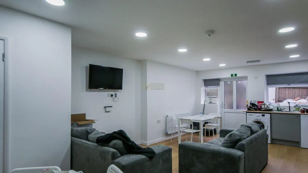 6 bedroom maisonette for rent