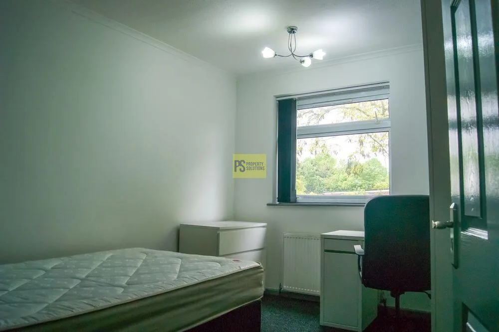 5 bedroom semi-detached house for rent